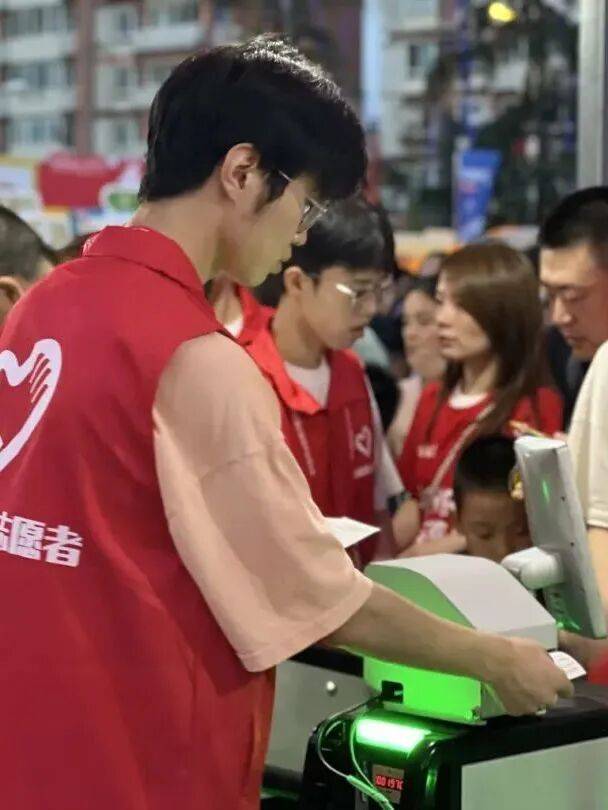 密切关注法国国内局势 密切关注法国国内局势