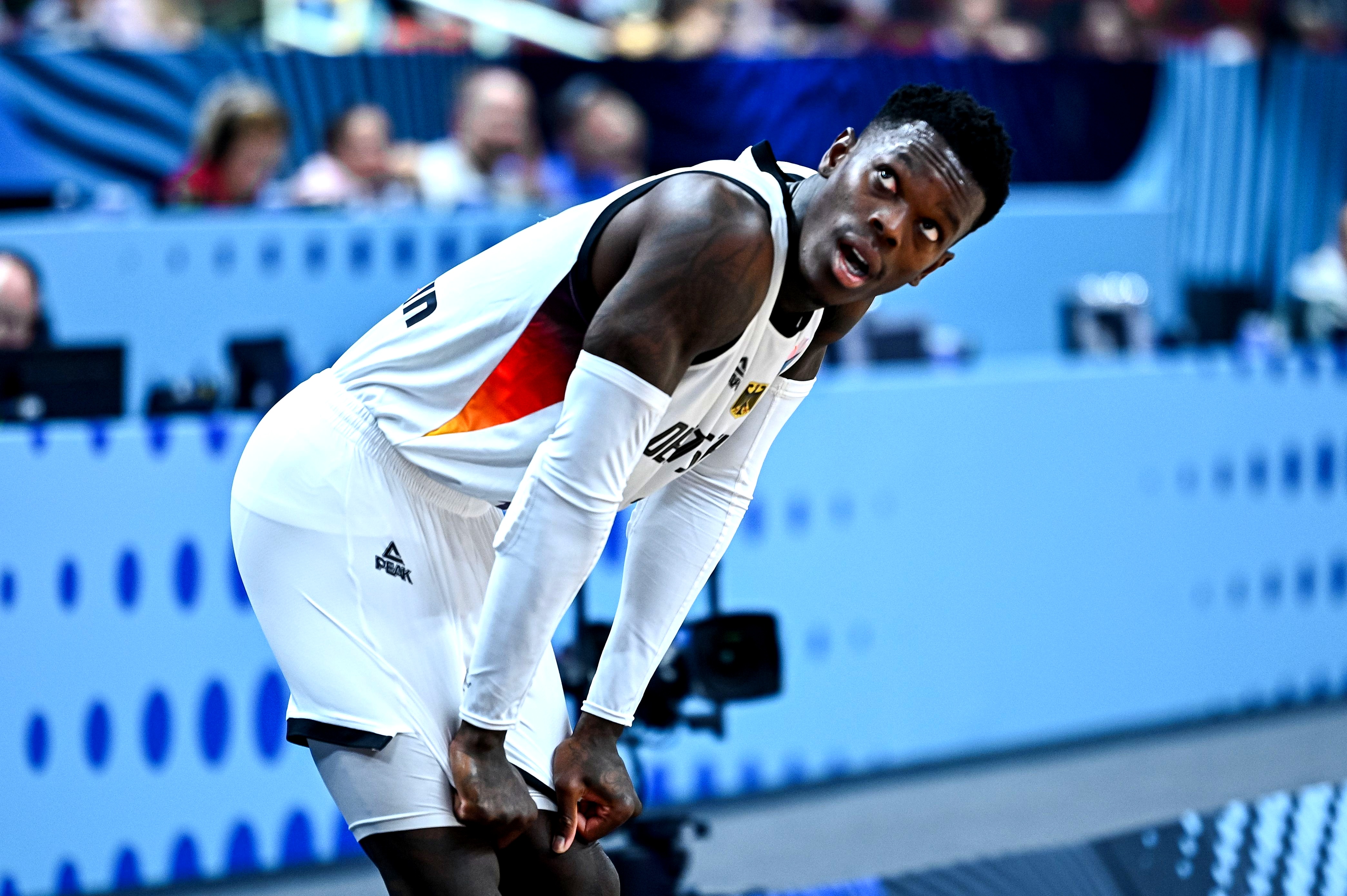 包含冲刺阶段体能课后，圣安东尼奥马刺远射贴柱备战德国杯，悬念犹存，临场指挥获称赞的词条